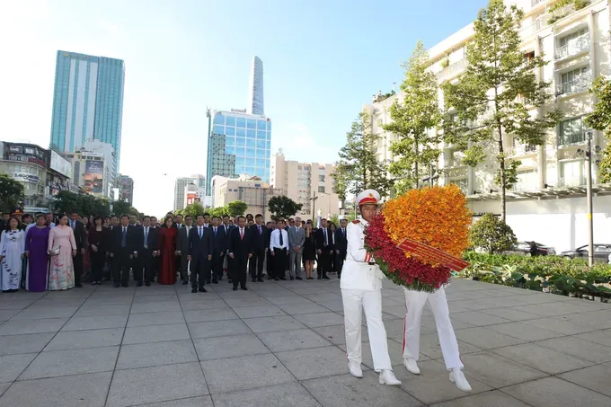 Deputy Prime Minister and Minister of Foreign Affairs Bui Thanh Son, together with Mr. Nguyen Van Duoc, Deputy Secretary of the Ho Chi Minh City Party Committee and Chairman of the municipal People’s Committee lay floral tributes to President Ho Chi Minh. (Photo: SGGP/ Dung Phuong) 2-1129-9545.jpg