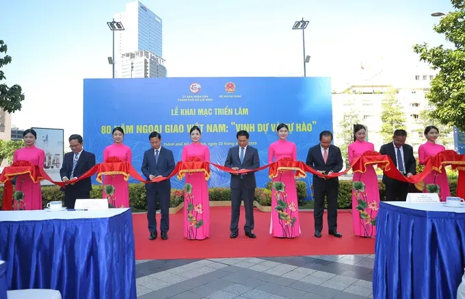 Deputy Prime Minister and Foreign Minister Bui Thanh Son and Ho Chi Minh City People’s Committee Chairman Nguyen Van Duoc cut the ribbon to open the photo exhibition “80 Years of Vietnamese Diplomacy: Honor and Pride.” (Photo: SGGP/ Dung Phuong) 4-2765-5870.jpg