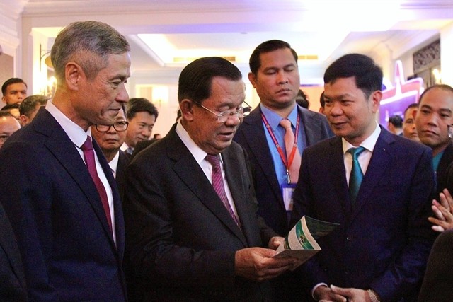 President of the Cambodian Senate Samdech Techo Hun Sen (second, left) visits booths showcasing Vietnamese enterprises operating in Cambodia as part of the ceremony. (Photo: VNA) 445240_vna_potal_le_ky_niem_80_nam_quoc_khanh_viet_nam_tai_vuong_quoc_campuchia_8226605(1).jpg