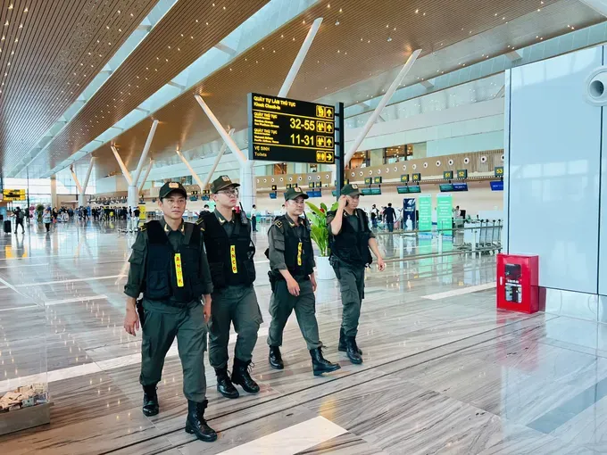 Security personnel check order and guide passengers as needed. (Photo: SGGP/ Quoc Hung) an-6893-5791.jpg
