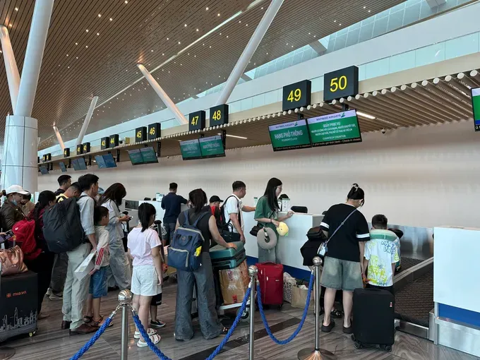 Passengers conduct check-in at Terminal T3 of Tan Son Nhat International Airport. (Photo: SGGP/ Quoc Hung) t3-1796-2393.jpg
