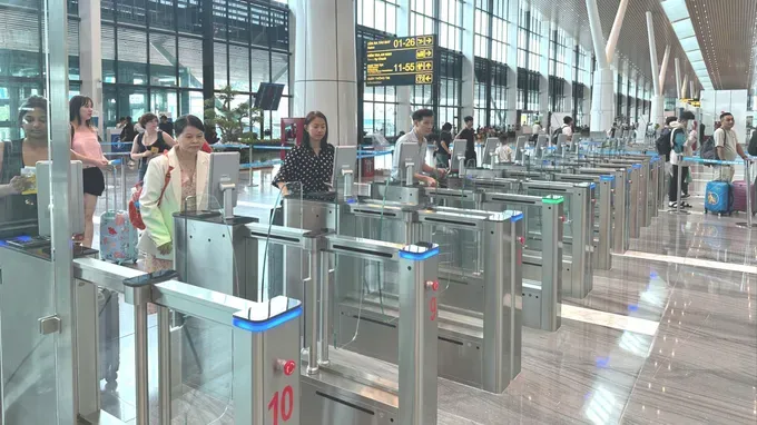 Passengers are using facial recognition for self-service security checks. (Photo: SGGP/ Quoc Hung) t3-tu-chick-in-8438-7608.jpg