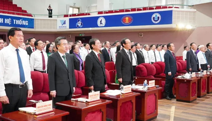 Delegates perform the flag-salute ceremony at the congress. (Photo: SGGP/ Thu Huong) 1-8786-9215.jpg