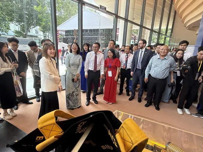 Delegates tour the exhibition space featuring innovative startups. img-4432-8323-2182.jpg