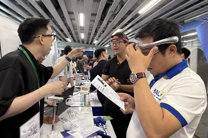 A startup showcases its product at the exhibition. img-4539-3072-3630.jpg