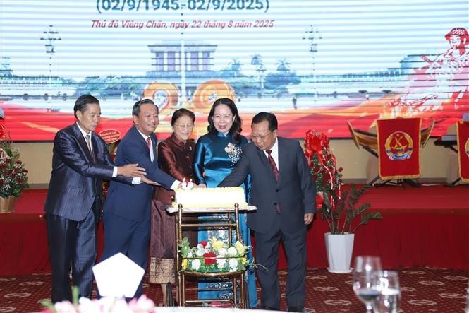 Vietnamese Vice President Vo Thi Anh Xuan, Lao Vice President Pany Yathotou, together with other delegates, cut a cake celebrating Vietnam’s National Day. (Photo: VNA) vna-potal-tiec-chieu-dai-ky-niem-80-nam-quoc-khanh-viet-nam-tai-lao-8229029.jpg
