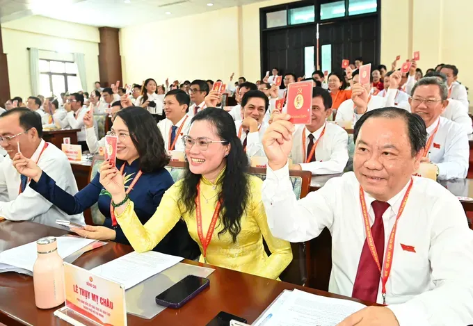 Congress delegates participate in the voting session. (Photo: Viet Dung) z6936670344671-72985c570cfc3057873aee243af554de-7024-8935.jpg