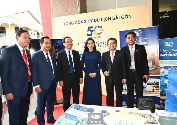 HCMC leaders tour exhibition booths showcasing tourism products. (Photo: SGGP/ Viet Dung) z6936670406593-66eb0b6547ce3fe15181031a2dba112f-3573-6324.jpg