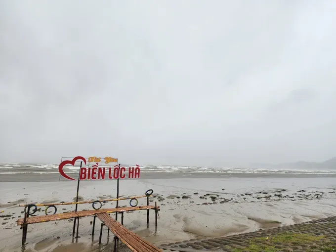 On the morning of August 25, heavy rain, strong winds and high waves are reported at the Loc Ha beach tourist area in Ha Tinh Province. 20250825-080657-7980-6351.jpg