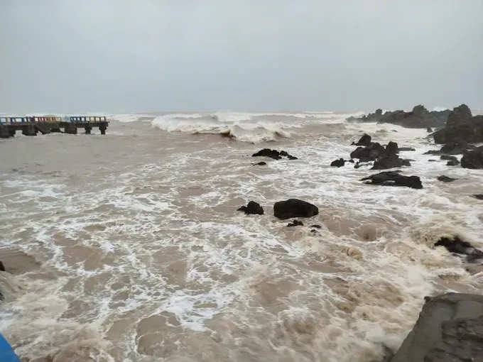 Huge waves hit Cua Lo Coast, Nghe An Province 38d8666b6fc9e797bed8-4799-4126.jpg