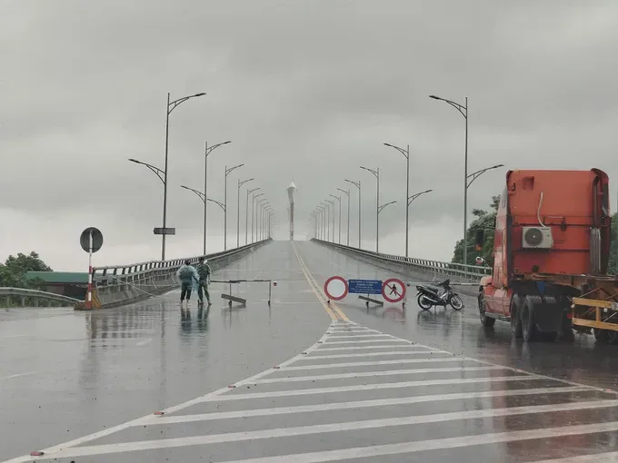 Authorities have closed Cua Hoi Bridge to all traffic from the morning of August 25. a83b72a29f00175e4e11-7663-1716.jpg
