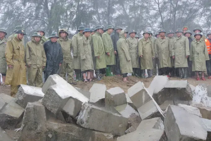 Deputy Prime Minister Tran Hong Ha inspects typhoon Kajiki response efforts in Ha Tinh Province. aaaa-2955-4690.jpg