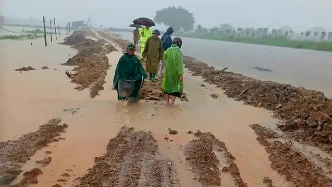 Coastal dykes in Nghe An Province struggle to floodwaters in September 2024. (Photo: Duc Quynh) img-1719-7588-5713.jpeg