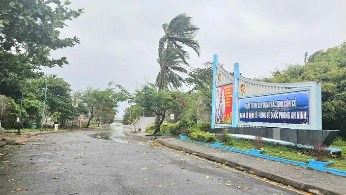 Typhoon No. 5 hits Con Co Special Zone with torrential rain and gusty winds on the morning of August 25. img-20250825-085754-2342-2462.jpg