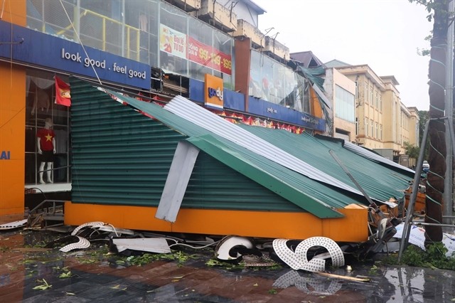 Numerous shops in Nghe An were destroyed by heavy rain and strong winds from storm Kajiki. 446122_nghean3.jpg