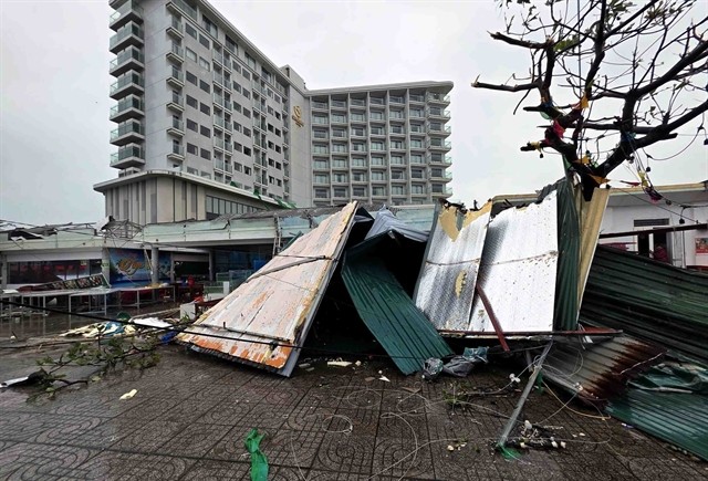 Restaurants and facilities at Thien Cam Tourist Area of Ha Tinh Province had their roofs blown away and were severely damaged. 446133_hatinh3.jpg