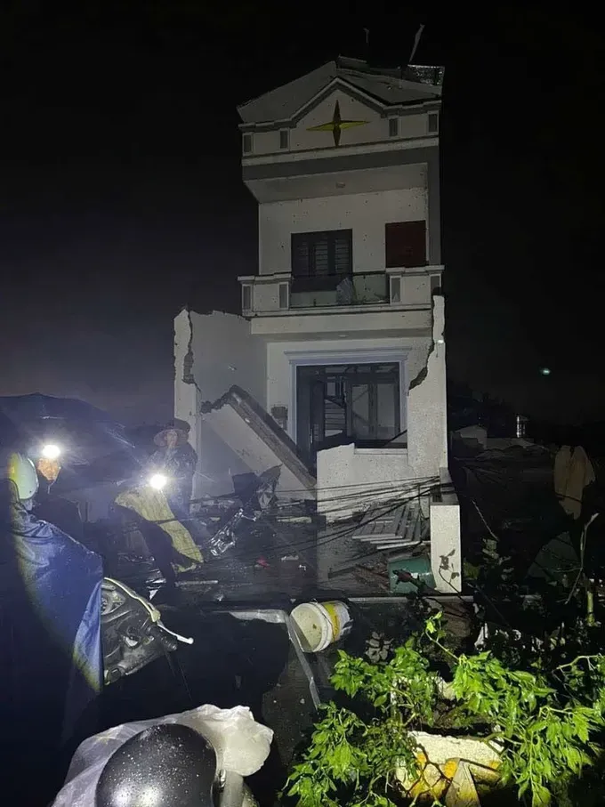Strong winds brought down the wall of a house in Ly Thuong Kiet Ward, Ninh Binh Province, on the night of August 25. img-1773-7682-2181.jpeg