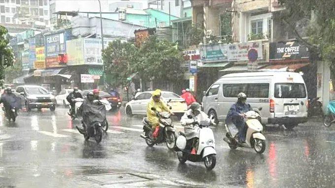 Rain sweeps through Phu Tho Hoa Ward, Ho Chi Minh City on the early morning of August 26. (Photo: TH) troi-mua-8297-5042.jpg