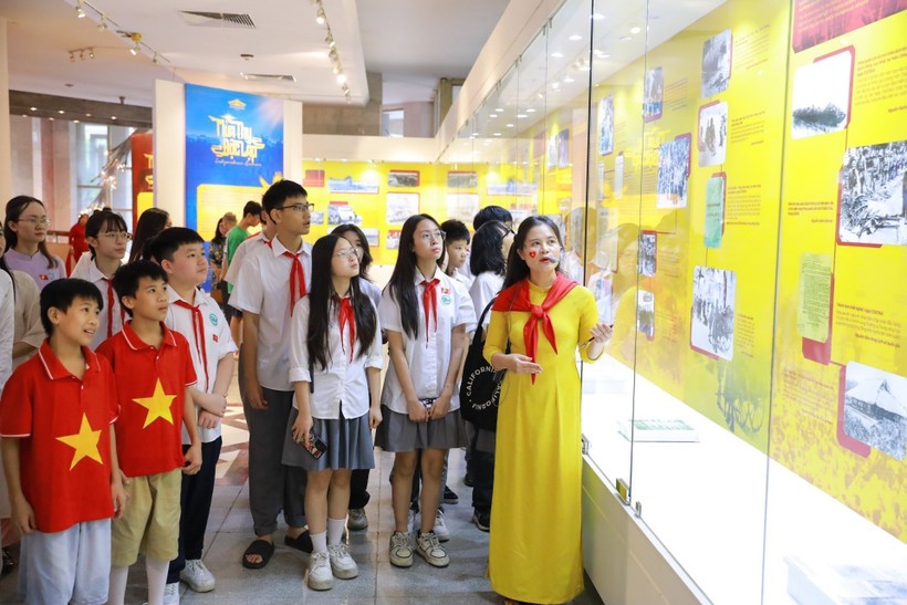 Students visit the exhibition (Photo: VNA) vna-potal-khai-mac-trung-bay-chuyen-de-mua-thu-doc-lap-823366226-7-39-34.jpg