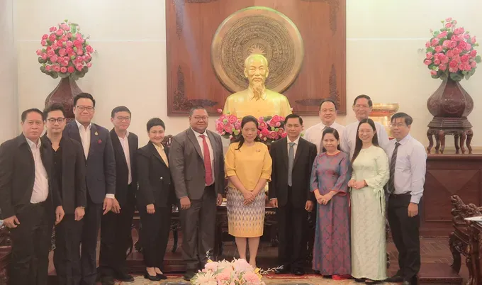 The delegation from the Thai Consulate General in Ho Chi Minh City and Can Tho City leaders pose for a commemorative photo. 20250826-155146-5026-7743.jpg