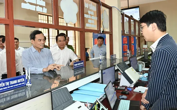 Mr. Tran Luu Quang, Secretary of the Ho Chi Minh City Party Committee warmly inquires about staff who are working at the Con Dao Special Zone Public Service Center. (Photo: SGGP/ Viet Dung) dsc-3599-6742-6377.jpeg
