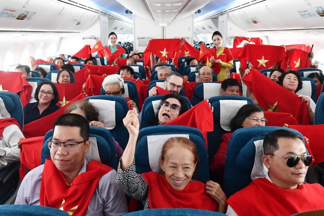 This program not only offers a unique experience for passengers but also honours the generations who shaped the historic Autumn of 1945. (Photo: VNA) ve9.jpg
