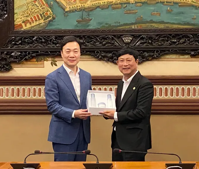 Mr. Lee Taek Ku, Deputy Mayor of Daejeon (R) presents a commemorative gift to Mr. Vo Van Minh, Deputy Secretary of the Party Committee and Chairman of the Ho Chi Minh City People’s Council, during the delegation’s visit. (Photo: SGGP/ Xuan Hanh) z6947324434551-219ad876a3ca5bc5e1804a5c36e0bd09-9620-7711.jpg