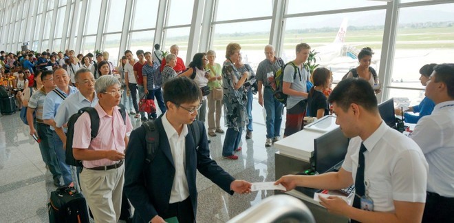 Passengers wait for boarding at an airport. Travel demand is expected to surge during the National Day holiday. (Photo: VNA) khach-noi-bai (1).jpg