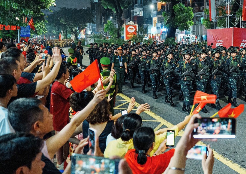 Parade contingents march along Kim Ma street during the state-level preliminary review on August 27 ahead of the official celebration on September 2. (Photo: VNA) vna-potal-am-long-nhung-buoc-chan-dieu-binh-trong-vong-tay-nhan-dan-8239188.jpg