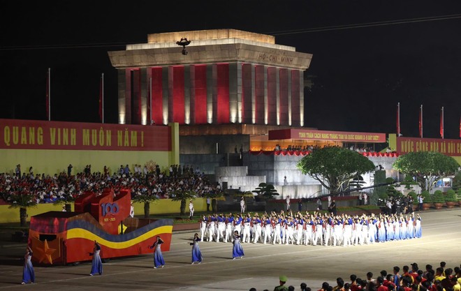 The Revolutionary Press formation marches past the grandstand. (Photo: VNA) vna-potal-am-long-nhung-buoc-chan-dieu-binh-trong-vong-tay-nhan-dan-8239373.jpg