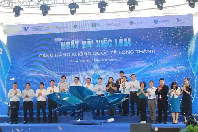 Airports Corporation of Vietnam (ACV), in coordination with the provincial Departments of Education and Training and Home Affairs of Dong Nai held the Long Thanh Airport Job Fair on August 23. z6936346464484-b0dca9a0449f42c910fb162c48655738-4806-3593-3337-623.jpg
