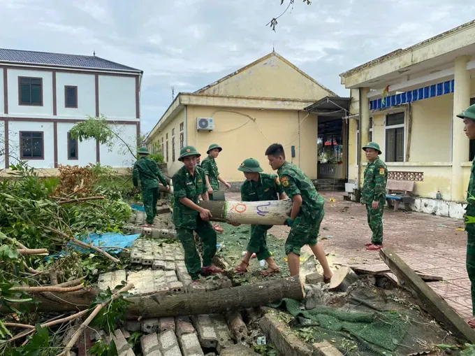 Ha Tinh armed forces assist schools in recovery after typhoon No. 5. z6948888676955-4057ebcd5ef4b2b5928ddd582a875b79-9776-6223.jpg