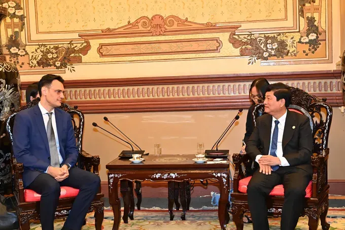 Deputy Secretary of the Ho Chi Minh City Party Committee and Chairman of the municipal People’s Council Vo Van Minh (R) receives General Director of Procter & Gamble (P&G) Vietnam Marwane Tahri. (Photo: SGGP/ Viet Dung) 3-9565-2195.jpg
