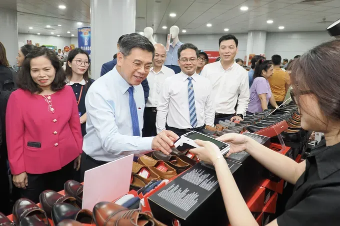Deputy Chairman of the Ho Chi Minh City People’s Committee Nguyen Van Dung tours a promotional booth at this event. (Photo: SGGP/ Hoang Hung) dc-dung-tham-quan-387-121.jpg