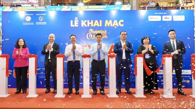 Deputy Chairman of the Ho Chi Minh City People’s Committee Nguyen Van Dung and delegates attend the opening ceremony of the Shopping Season 2025 on August 29 in Ben Thanh Ward, Ho Chi Minh City. (Photo: SGGP/ Hoang Hung) mr-dung-pct-7351-3145.jpg
