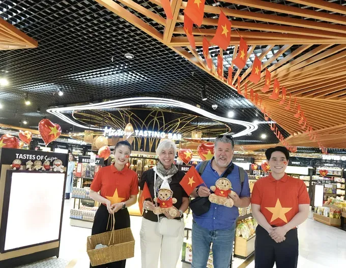 International tourists receive souvenirs from Sasco. (Photo: SGGP/ Hoang Hung) sasco-le-quoc-khanh-6982-5776.jpg
