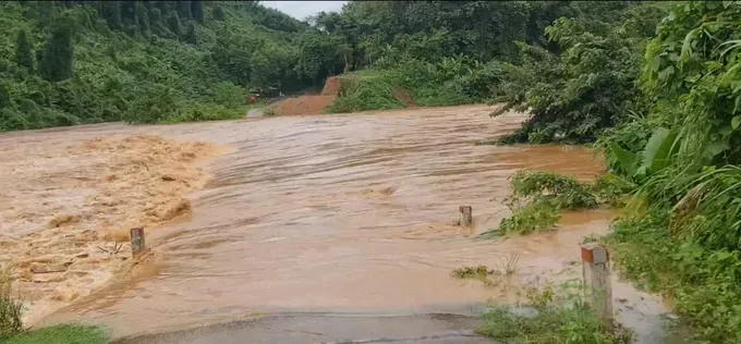 The road to Trung Son Hamlet, Truong Son Commune, Quang Tri Province, is flooded. 1000027085-4779-4052.jpg