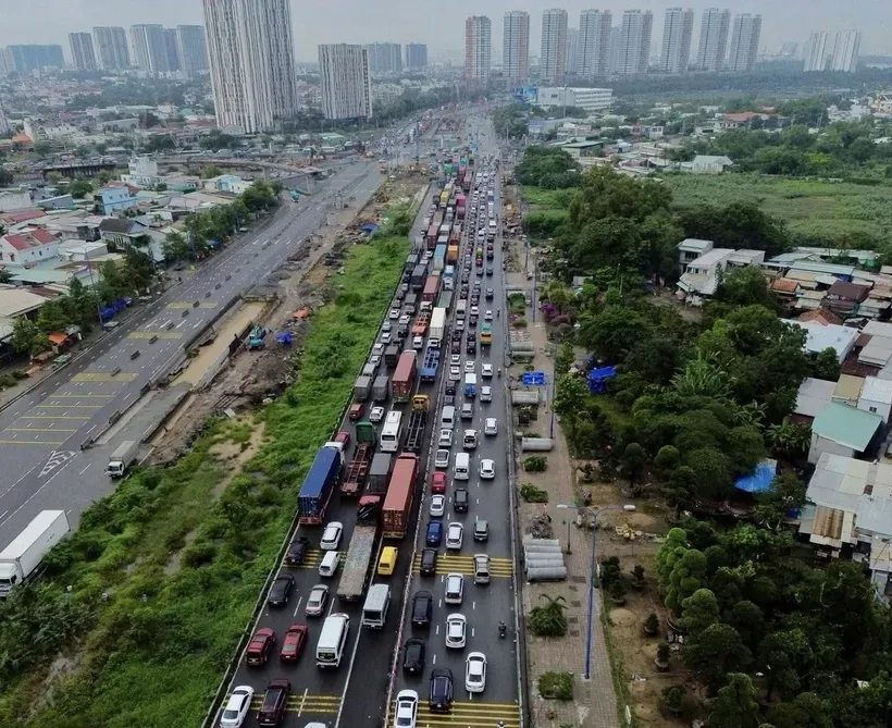 Severe congestion on Mai Chi Tho Street leading to the expressway (Photo: SGGP/ Quoc Hung 30a-7958-6224.jpg
