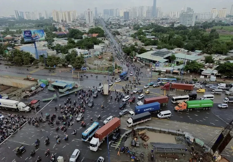 Vehicles move slowly in long lines at the An Phu Interchange on route to the Ho Chi Minh City–Long Thanh–Dau Giay Expressway. (Photo: SGGP/ Quoc Hung) 30b-1863-5835.jpg