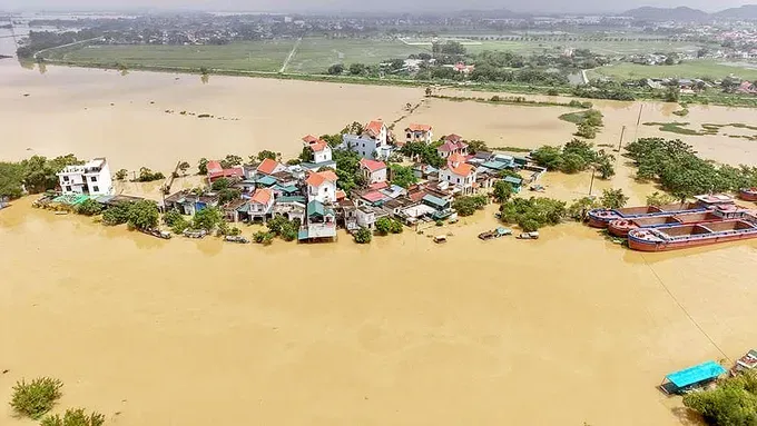 Floodwaters from the Hoang Long River have inundated hundreds of homes in Kenh Ga Hamlet, Gia Vien Commune, Ninh Binh Province for the past four to five days. baoso6-7686-2007.jpg
