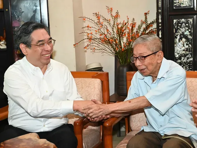 Chairman of the Vietnam Fatherland Front Committee in Ho Chi Minh City Nguyen Phuoc Loc inquires about living and health condition of Mr. Huynh Phuoc Hy. (Photo: SGGP/ Viet Dung) img-2221-7894-1713.jpeg