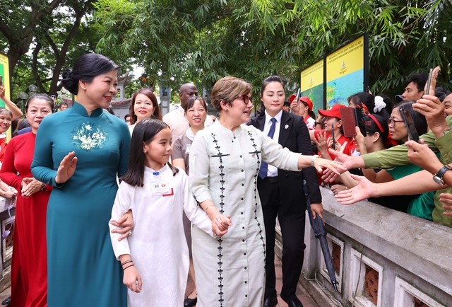 Local people welcome Cuban first lady Lis Cuesta Peraza at Ngoc Son Temple in Hanoi on Monday. (Photo: VNA) 447308_5259729233350890_vncbfl.jpg