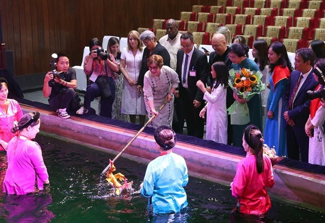 Cuban first lady Lis Cuesta Peraza enjoys the Vietnamese water puppet art. 447309_5259730637308494_vncbwp.jpg