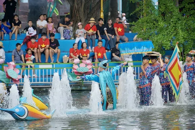 A variety of activities attract visitors at Suoi Tien Theme Park. khach-xem-bieu-dien-tai-suoi-tien-7087-3647.jpg