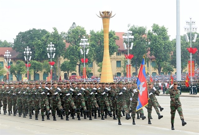 The formation from the Royal Cambodian Armed Forces. 447459_5260415670199074_qdcbd.jpg