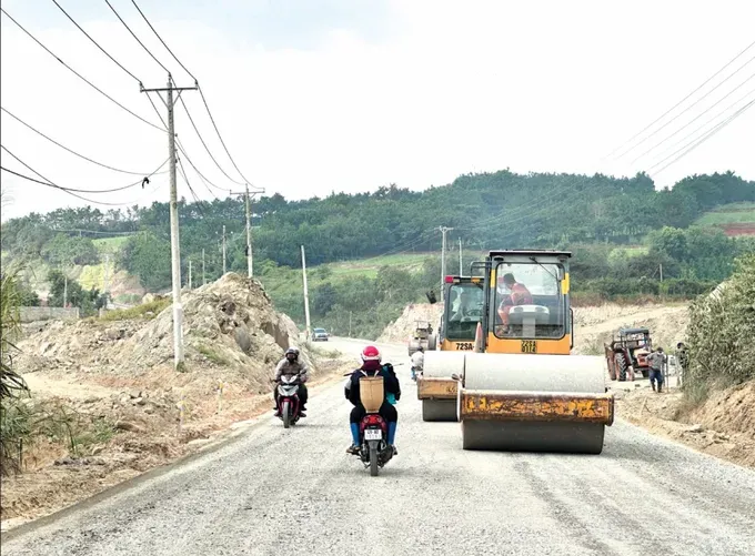 National Highway 28B is being urgently expanded to connect Lam Dong province’s East-West corridor to the North-South expressway. (Photo: SGGP/Doan Kien) screenshot-2025-09-02-083355-7660-1286.png