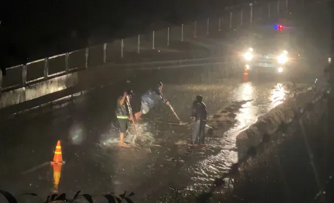 Rainwater mixed with sand suddenly inundates a section of the Vinh Hao–Phan Thiet Expressway on night of September 2. 1000012392-3494-8809.jpg