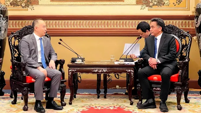 Vice Chairman of the Ho Chi Minh City People’s Committee Mr. Nguyen Loc Ha receives Vice Mayor of Shenyang City, Liaoning Province (China) Mr. Li Qiang. (Photo: SGGP/ Phuong Nam) 4-42-2214.jpg