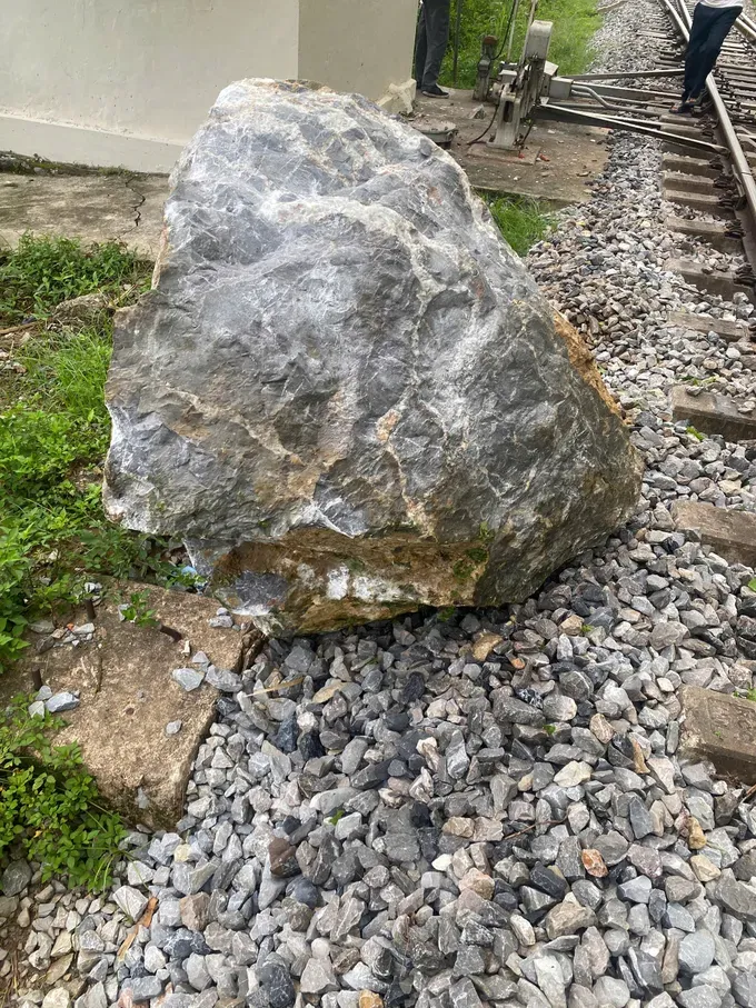 A massive boulder falls onto the railway. 1000060715-5788-5664.jpg