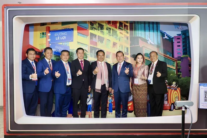 Leaders of Ho Chi Minh City and enterprises pose for commemorative photo at the forum on the morning of September 4. (Photo: SGGP/ Hoang Hung) chu-tich-ubnd-tphcm-tiep-lanh-dao-cac-doan-quoc-te-8065-5617.jpg